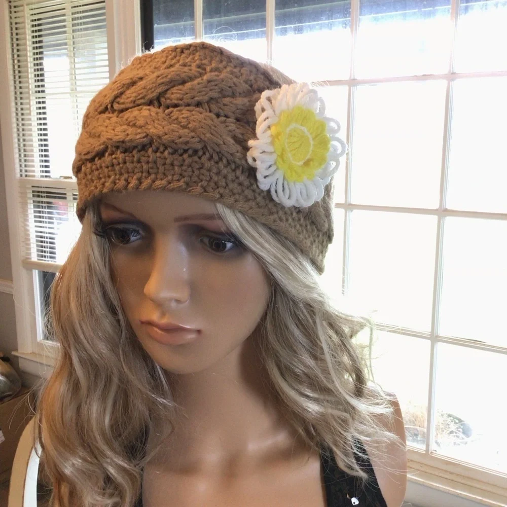Vintage Handmade 70’s Crocheted Flower Daisy Pin